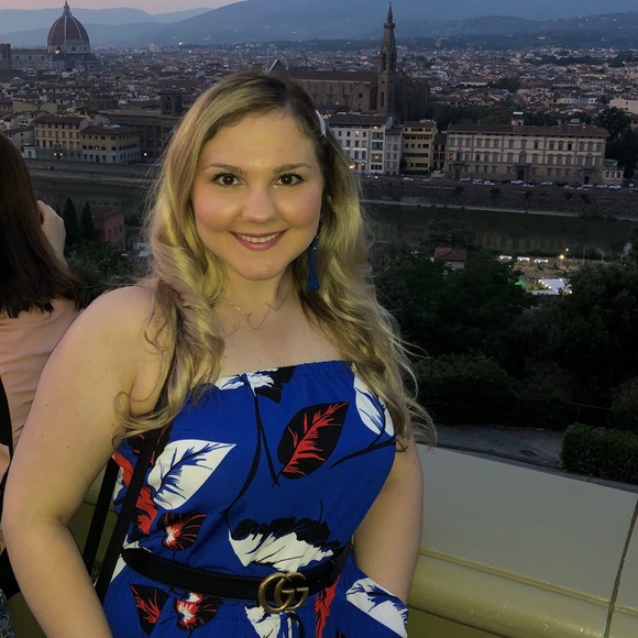 ⭐️Meet your Posher!!⭐️😘 - Picture 3 of 4